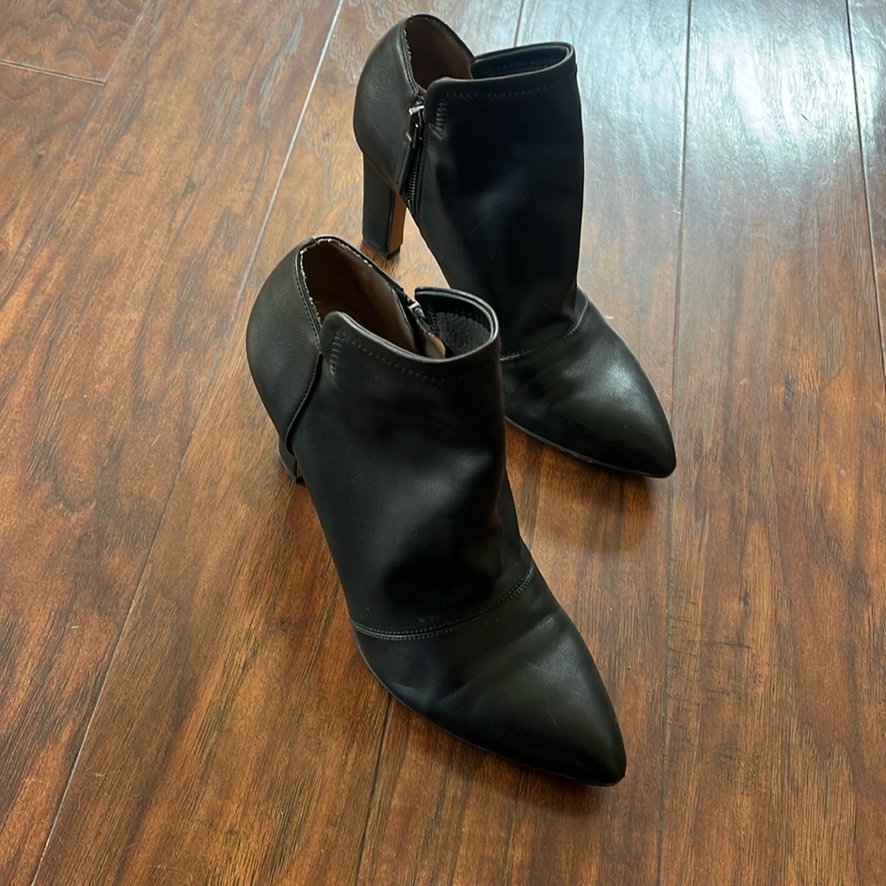 Size 8 Franco Sarto black booties!